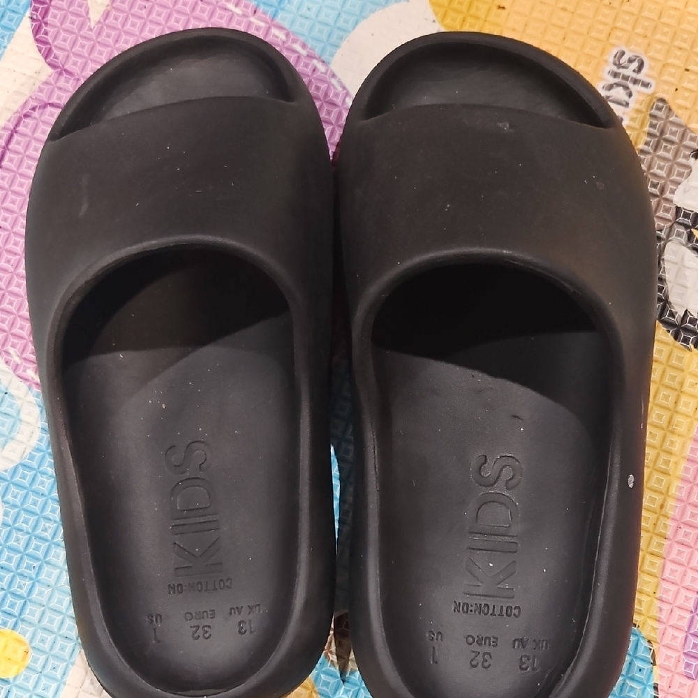 EUC Size 1 Cotton ON KIDS CLOUD SLIDES